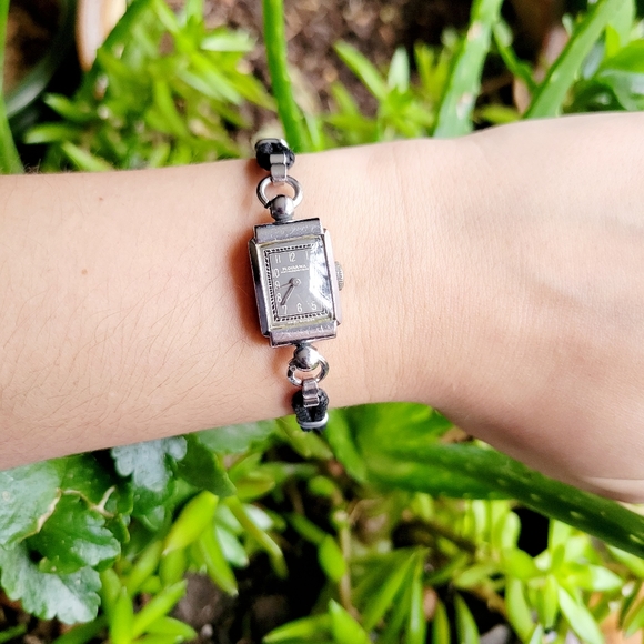 Vintage Swiss Rodana Antimagnetic Classic Dainty Leather Watch - Picture 3 of 12